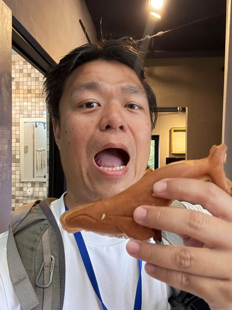 阿暈很愛吃手持海洋造型雞蛋糕的照片