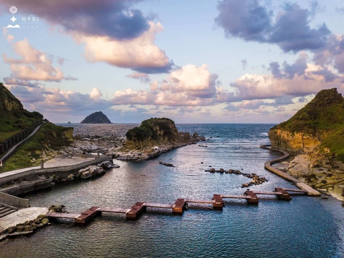 ReadyGO 報導封面：晚霞下的和平島海水泳池、海岸與遠方基隆嶼