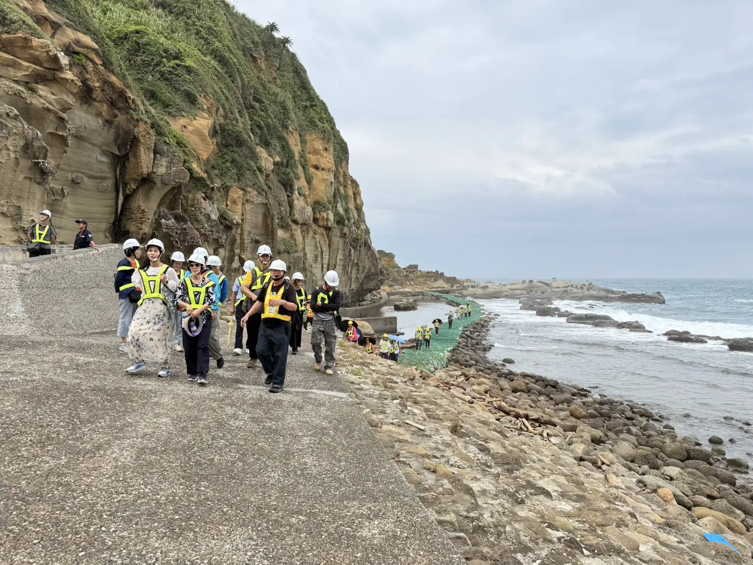 踩線團沿和平島海岸步道展開基隆 400 島嶼走讀
