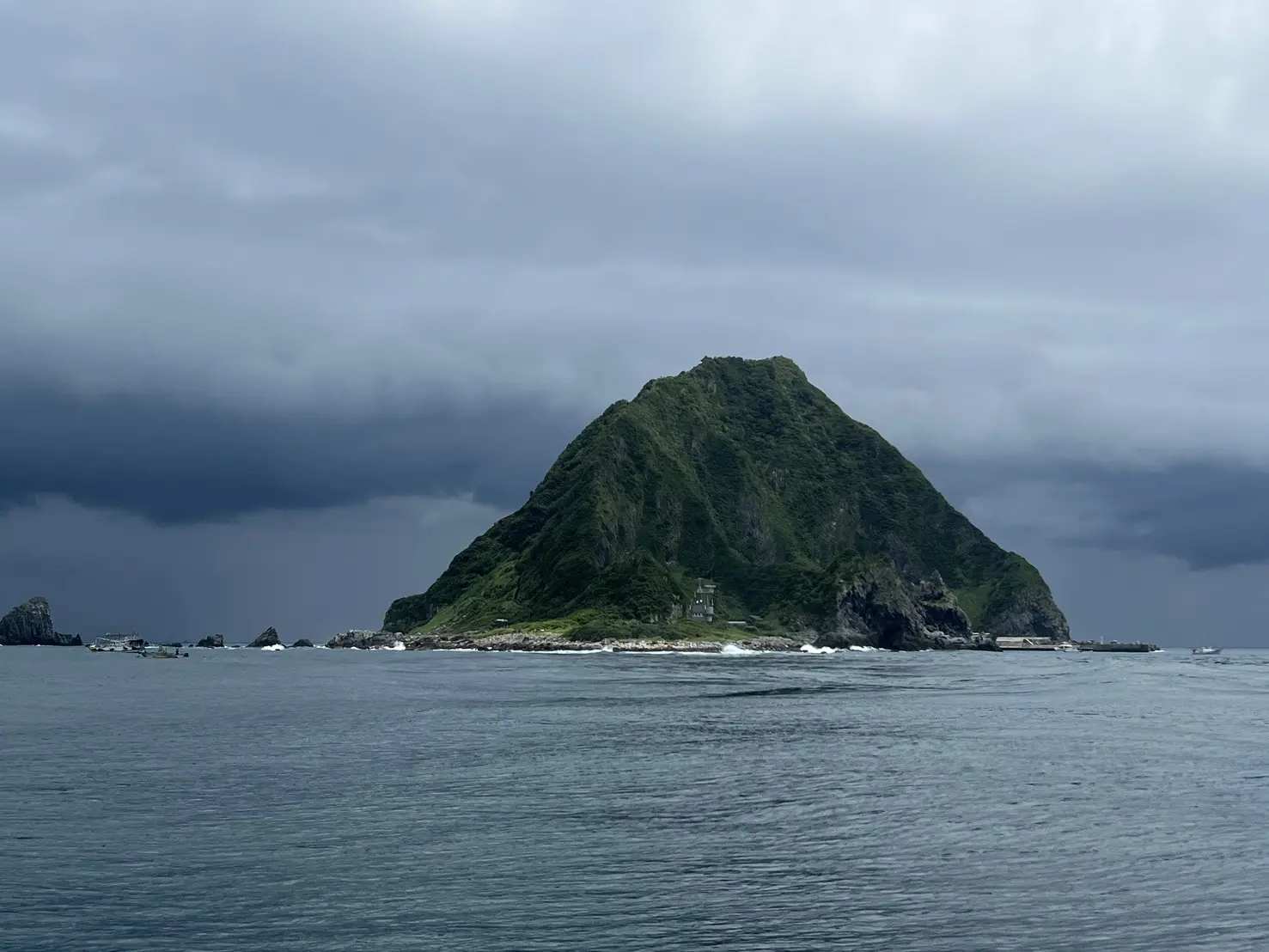 由海面遠望基隆嶼與周邊海域