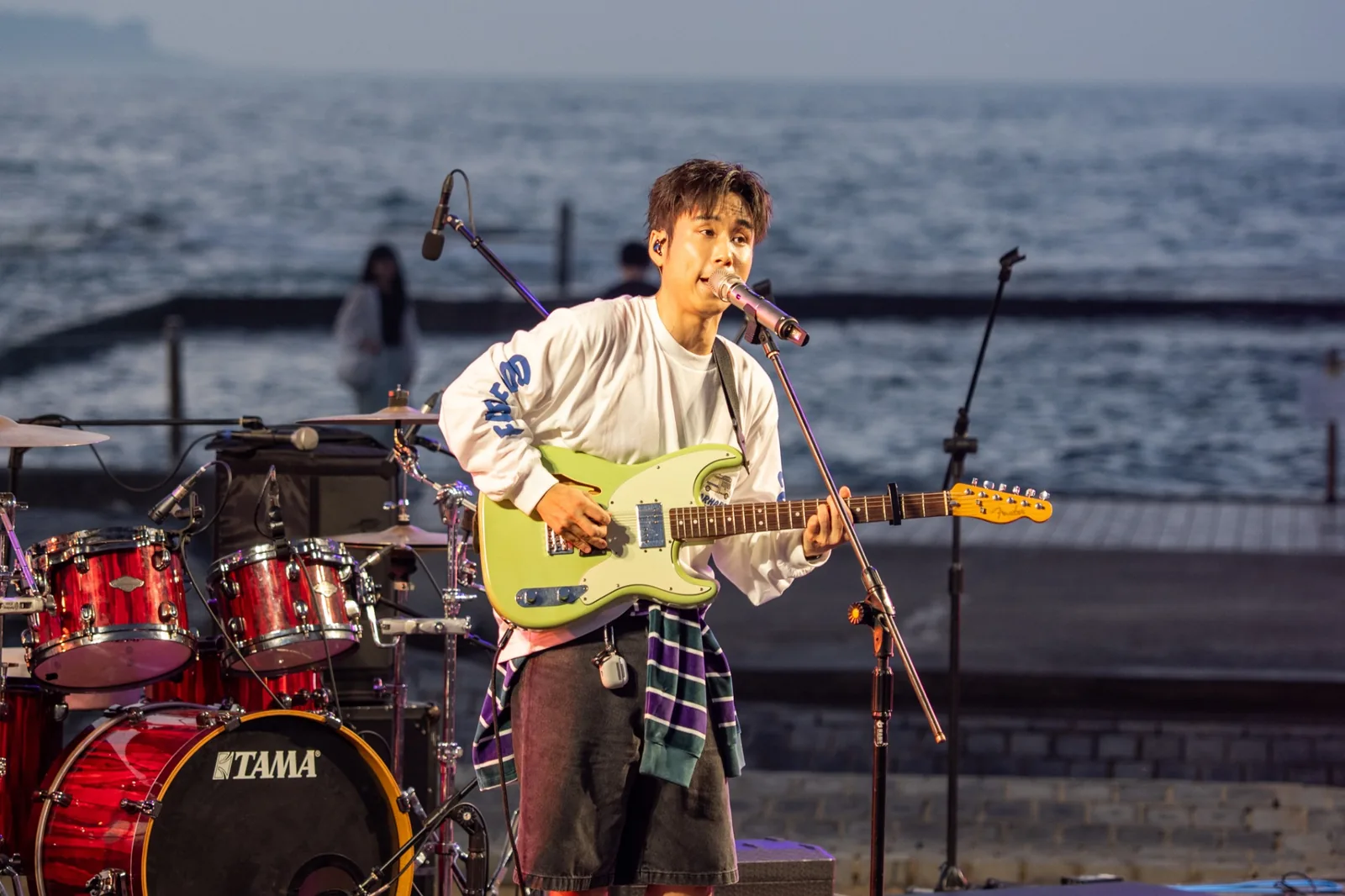 片山凉太在海岸舞台彈奏電吉他並演唱